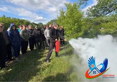 Огнетушитель, круг и боевая форма: спасатели Брагинского РОЧС встретились с ребятами из военно-патриотического лагеря в Малейках